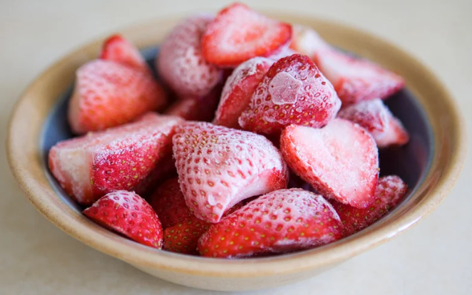 manfaat stroberi untuk MPASI, stroberi untuk bayi 8 bulan, cara membuat puree stroberi, resep MPASI stroberi, vitamin C bayi, buah MPASI sehat, stroberi MPASI bayi, Bunda, si Kecil
